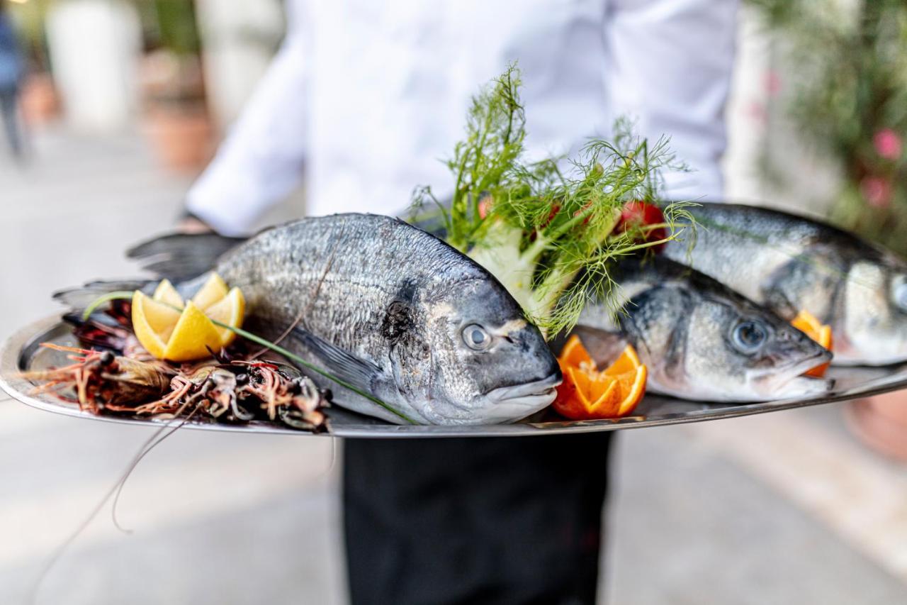 Lighthouse Golf & Spa Hotel Balçık Dış mekan fotoğraf A waiter holding a platter of fish