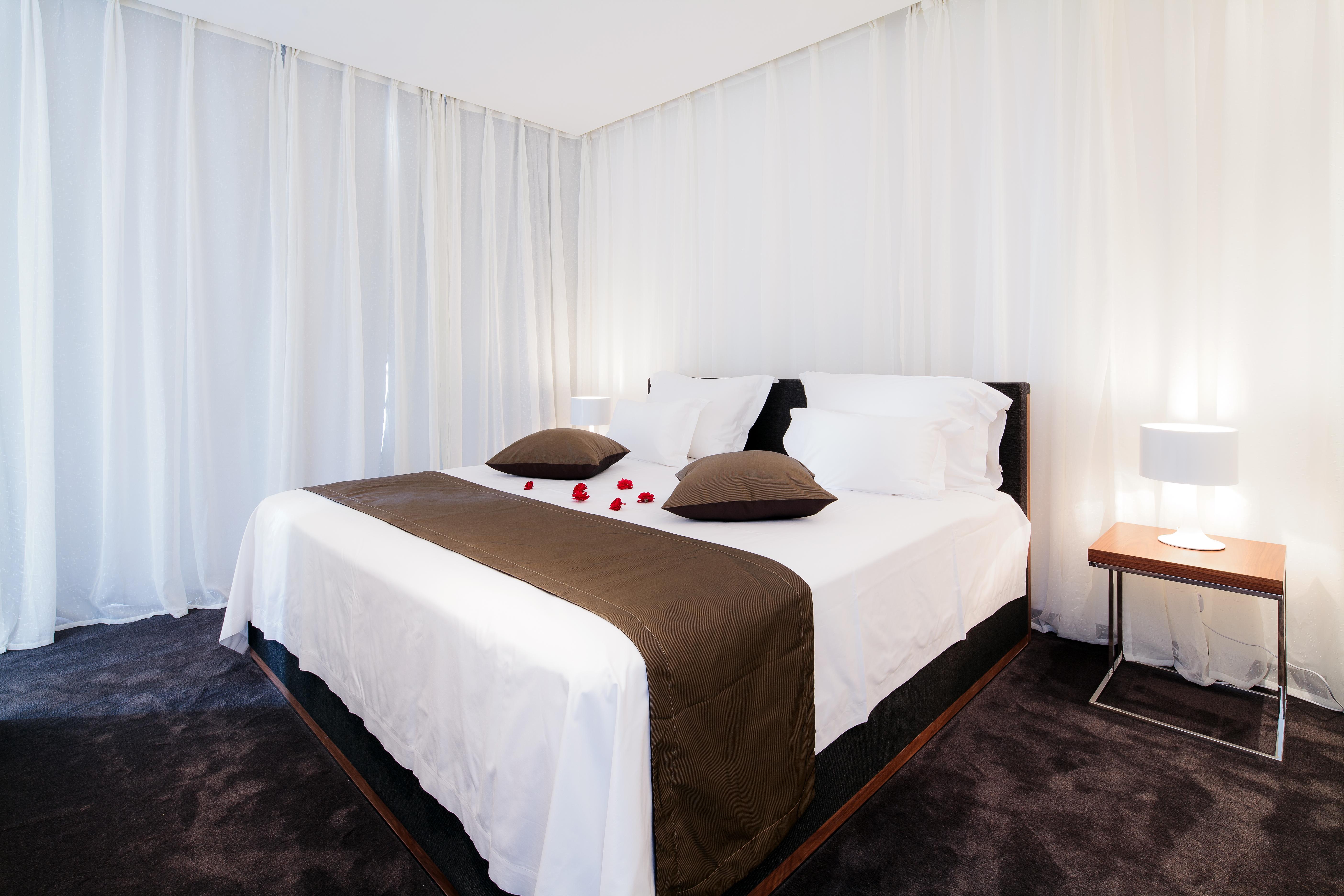 Lighthouse Golf & Spa Hotel Balçık Dış mekan fotoğraf A bed with a bed runner