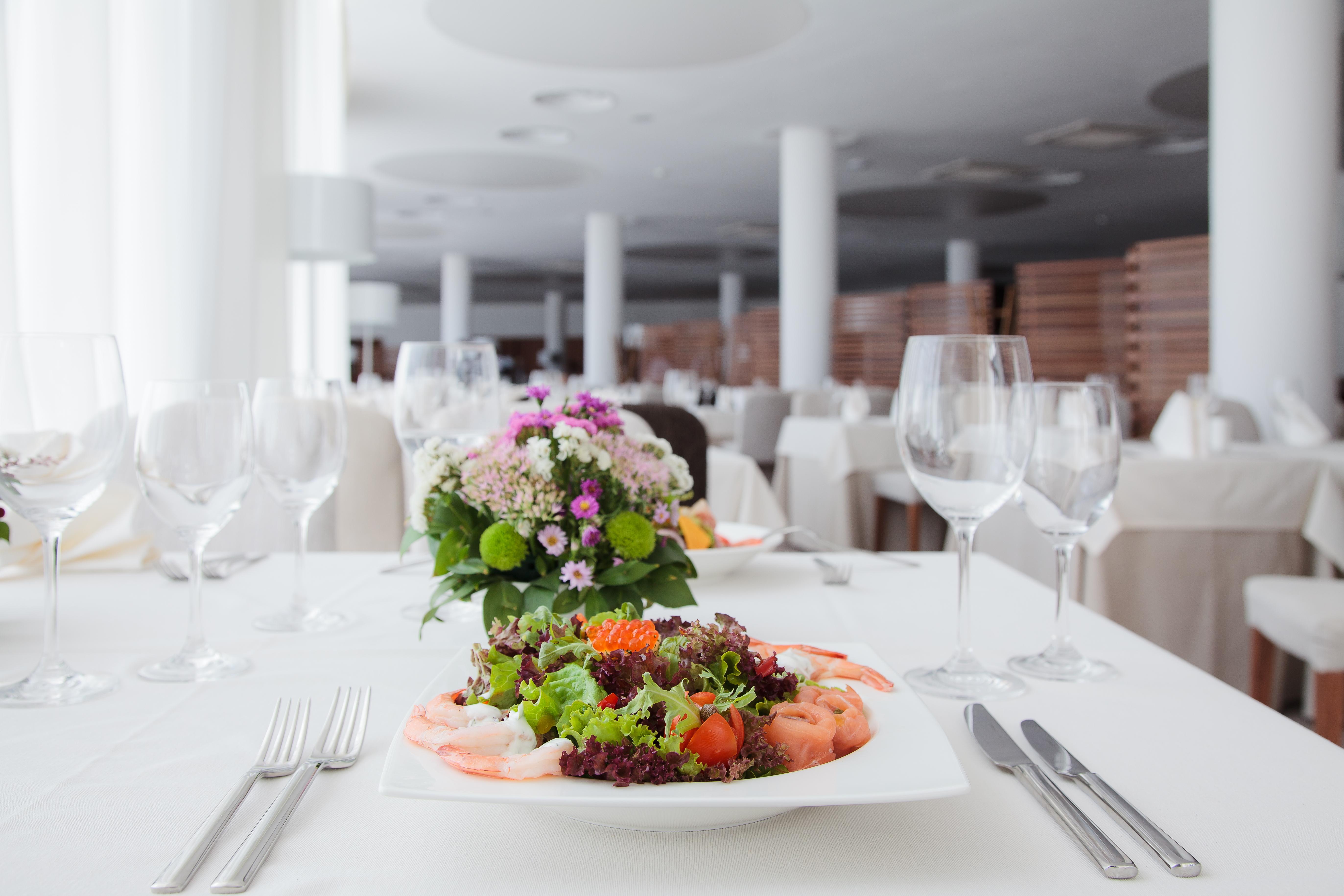 Lighthouse Golf & Spa Hotel Balçık Dış mekan fotoğraf A salad on a plate
