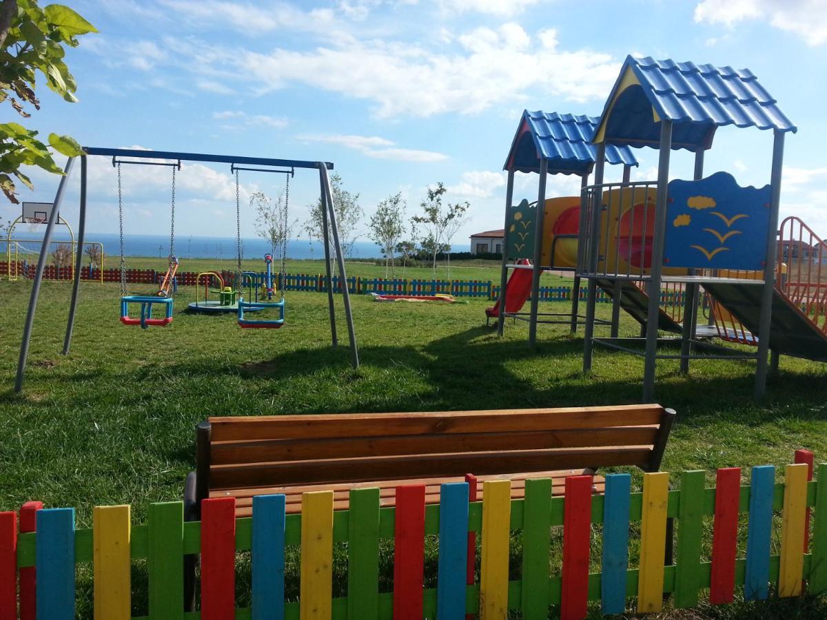 Lighthouse Golf & Spa Hotel Balçık Dış mekan fotoğraf Playground in the village