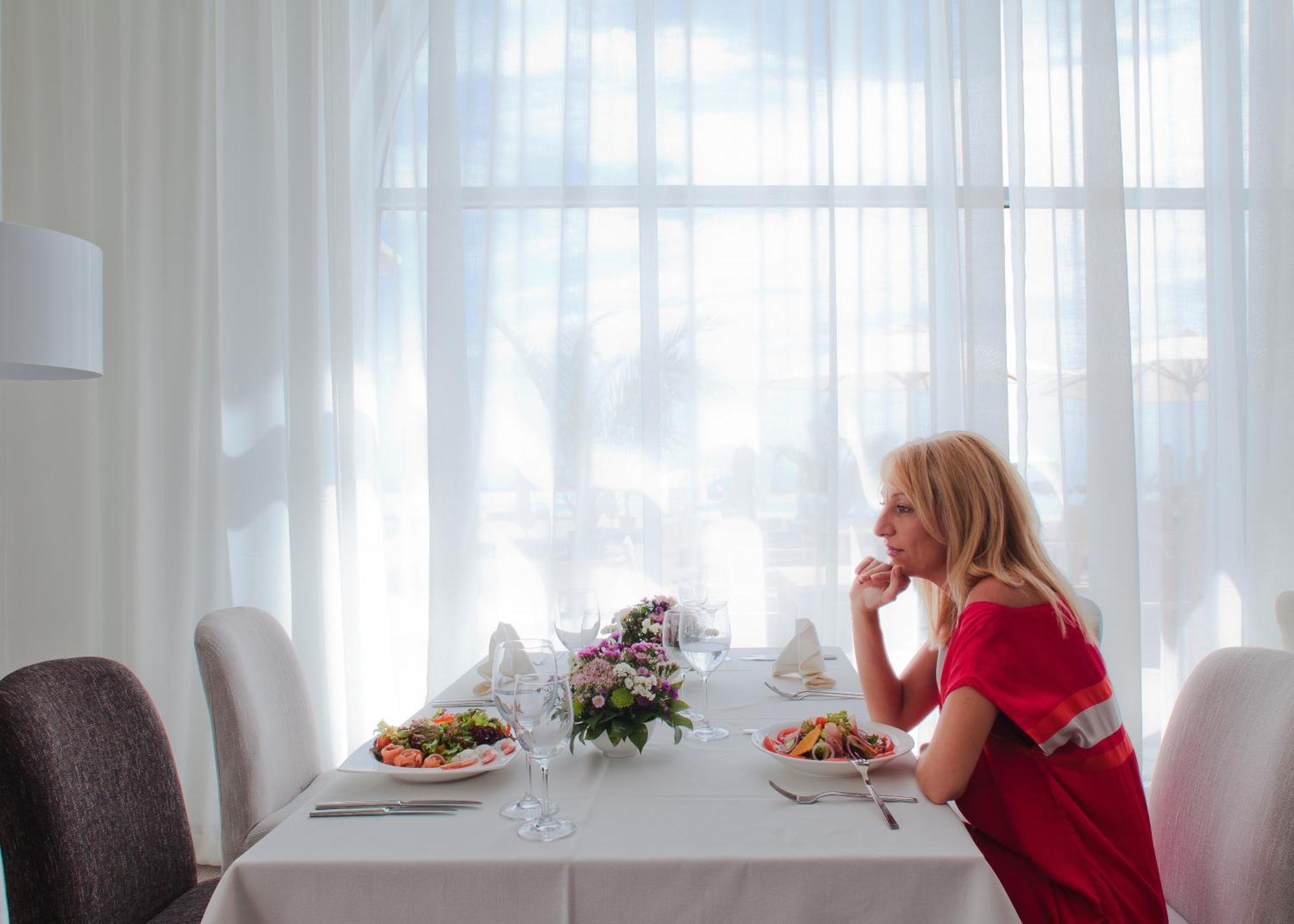 Lighthouse Golf & Spa Hotel Balçık Dış mekan fotoğraf A woman at a restaurant