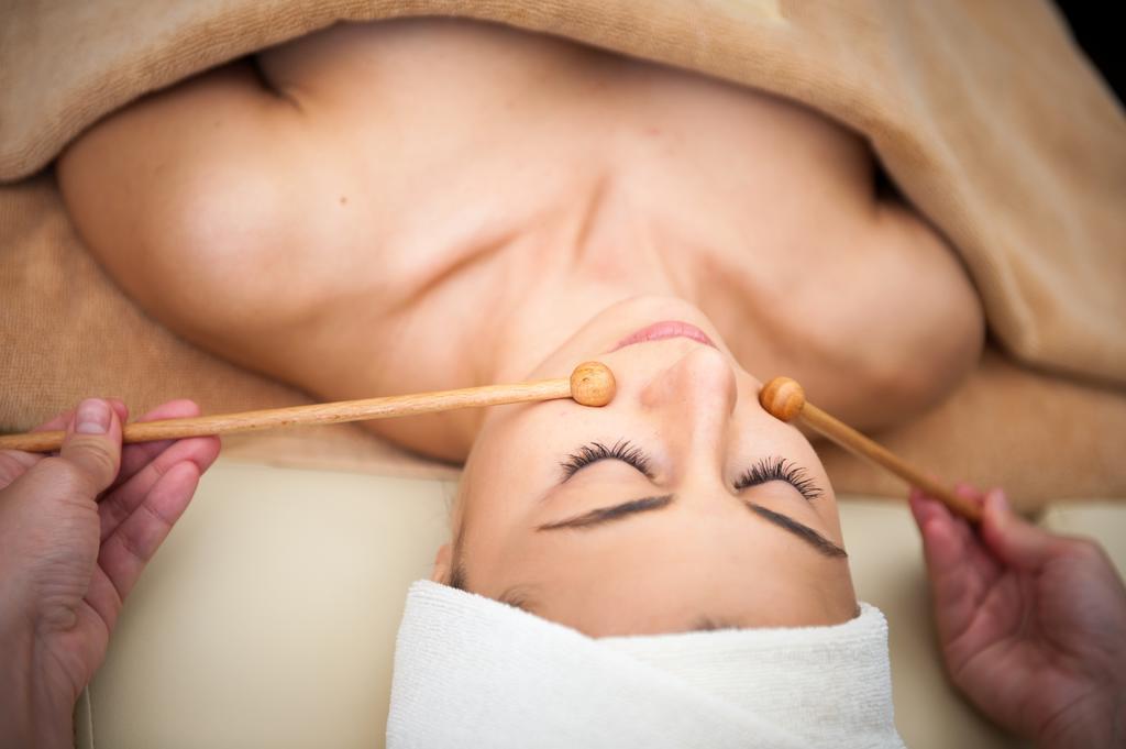 Lighthouse Golf & Spa Hotel Balçık Dış mekan fotoğraf Facial massage with bamboo sticks