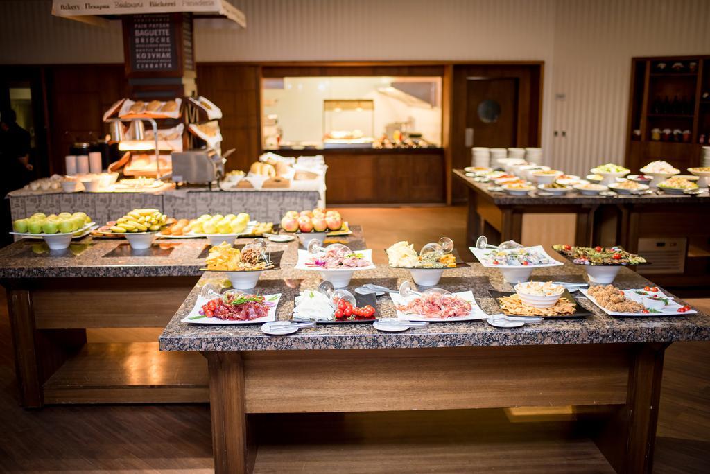 Lighthouse Golf & Spa Hotel Balçık Dış mekan fotoğraf A buffet at a hotel