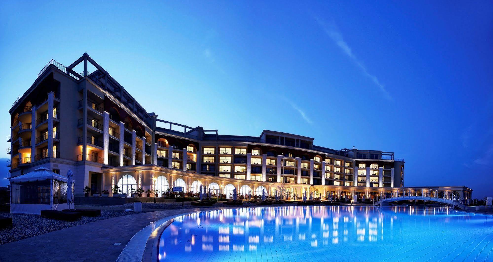 Lighthouse Golf & Spa Hotel Balçık Dış mekan fotoğraf The hotel at night
