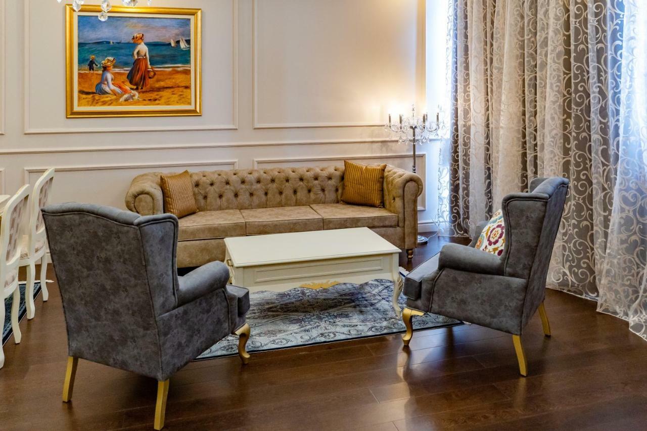 Lighthouse Golf & Spa Hotel Balçık Dış mekan fotoğraf A living room with a sofa and two armchairs