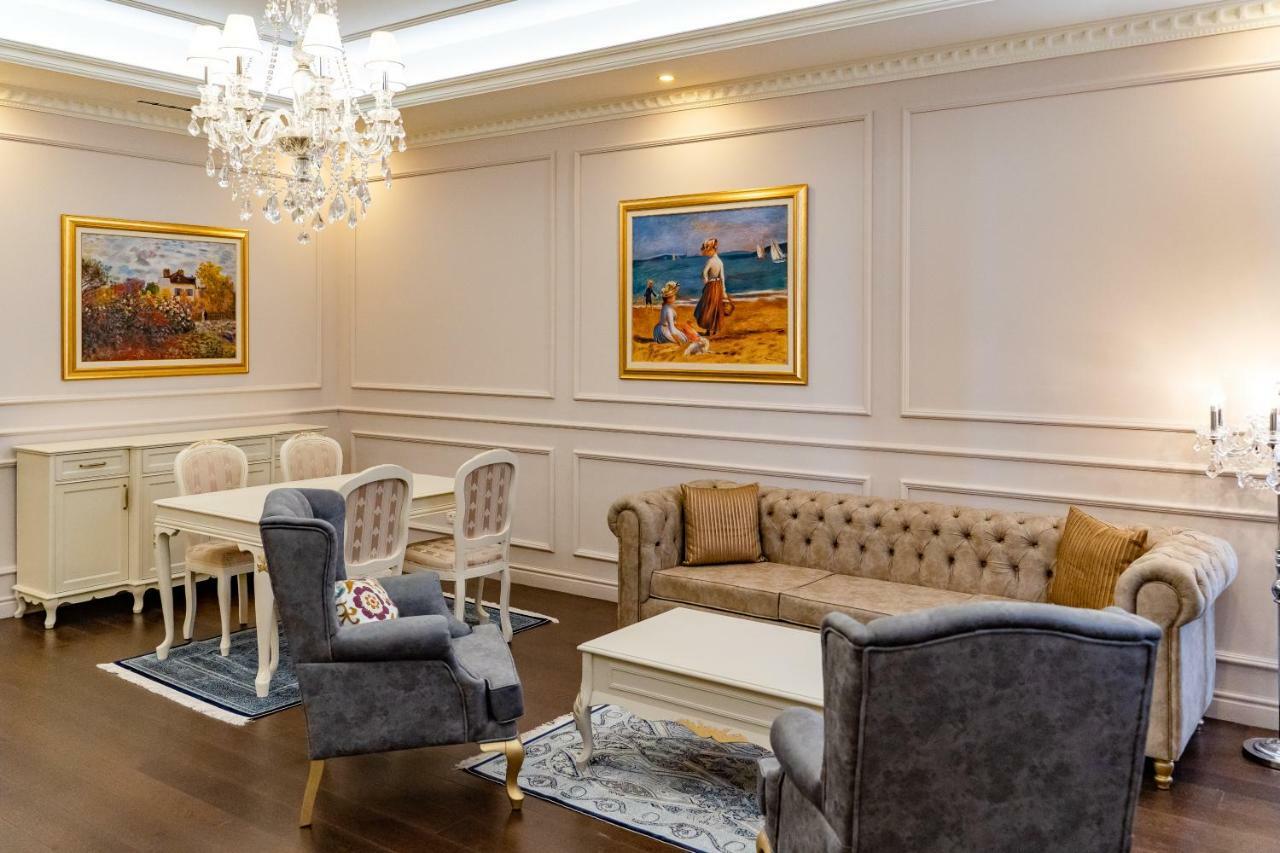 Lighthouse Golf & Spa Hotel Balçık Dış mekan fotoğraf A living room with wainscoting